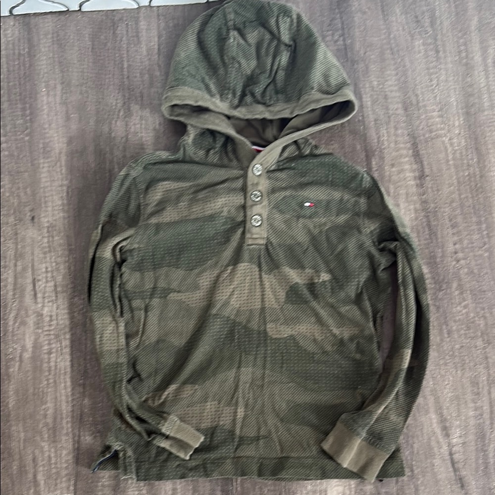 Bundle and save! 6/50 💰 Tommy Hilfiger Kids Green Camo Hoodie